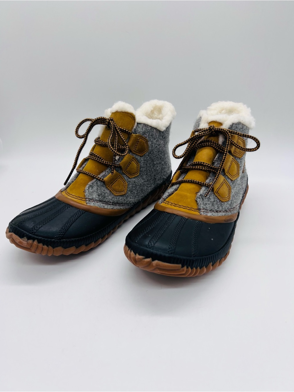 Sorel Out ‘N About Women’s Winter Waterproof Boots in Gray, Black and Tan Size 8